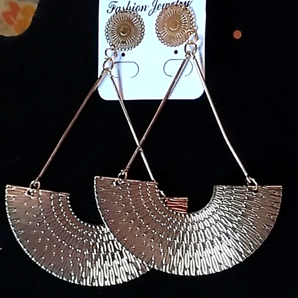 NWOT Fashion Jewelry, gold dangle earrings